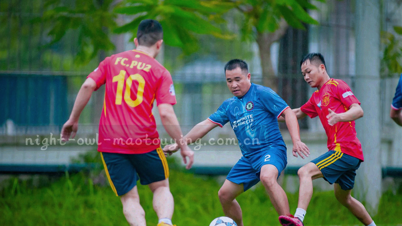 客厅大屏左右分栏显示两个版本的赛程与比分，中间有对照标记，房间暗部为主